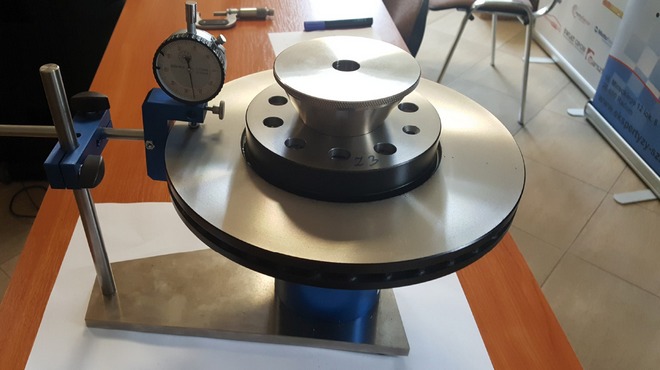 Следующим испытанием тормозных дисков было измерение их осевого биения, выполненное с использованием профессионального часового устройства ATE с символом W - ATE 730072